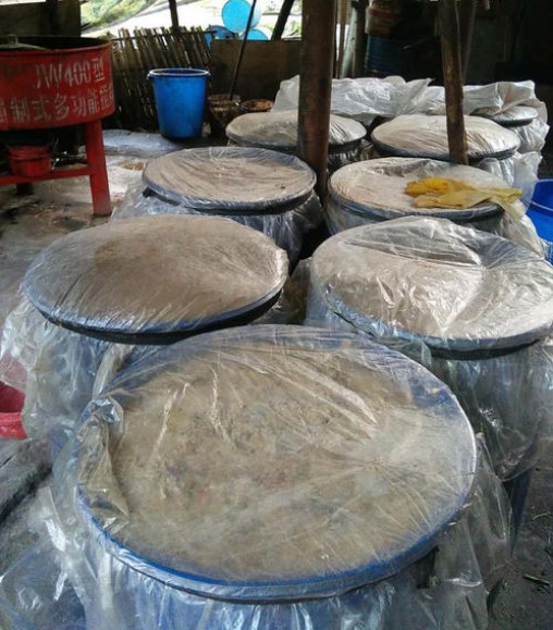 養殖場用塑料容器發酵豆粕現場.jpg